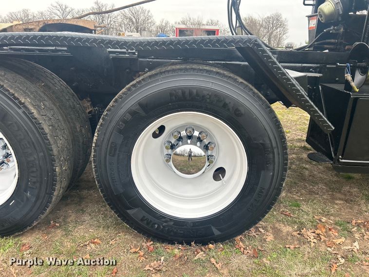 image for item DO1047 2007 Mack CTP713 semi truck