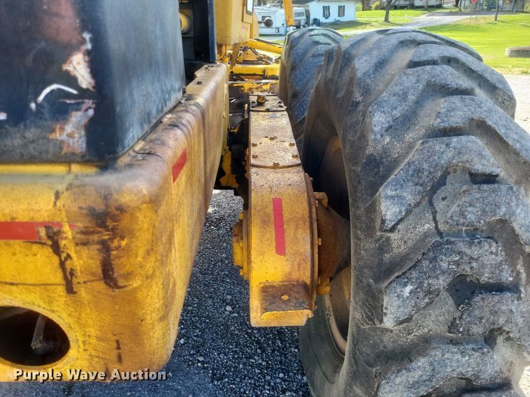 image for item DO4879 1981 John Deere 570A rigid frame motor grader