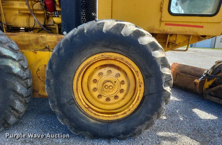 image for item DO4879 1981 John Deere 570A rigid frame motor grader