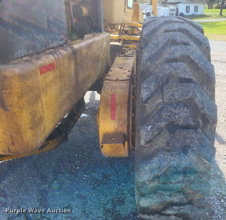 image for item DO4879 1981 John Deere 570A rigid frame motor grader