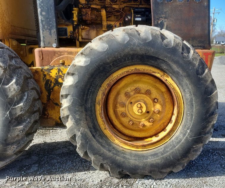 image for item DO4879 1981 John Deere 570A rigid frame motor grader