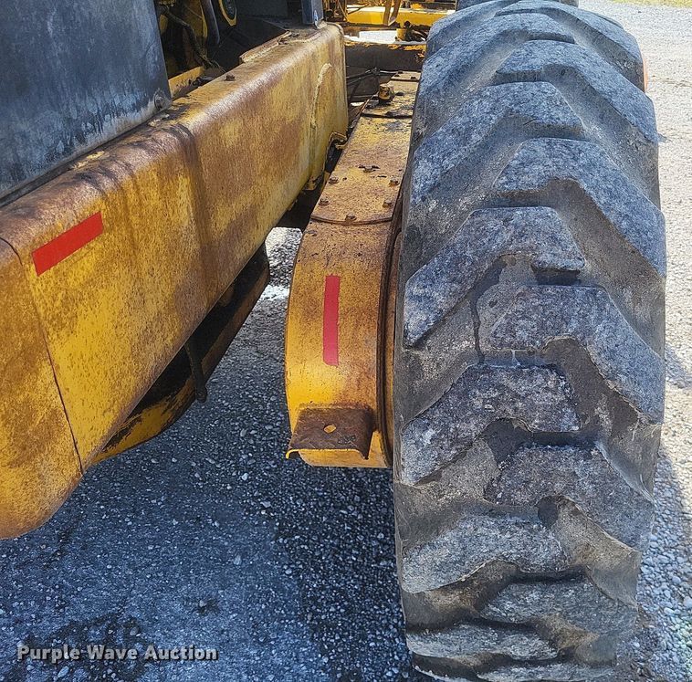 image for item DO4879 1981 John Deere 570A rigid frame motor grader