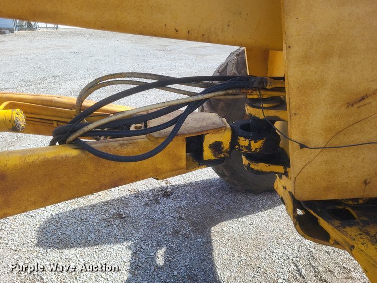 image for item DO4879 1981 John Deere 570A rigid frame motor grader