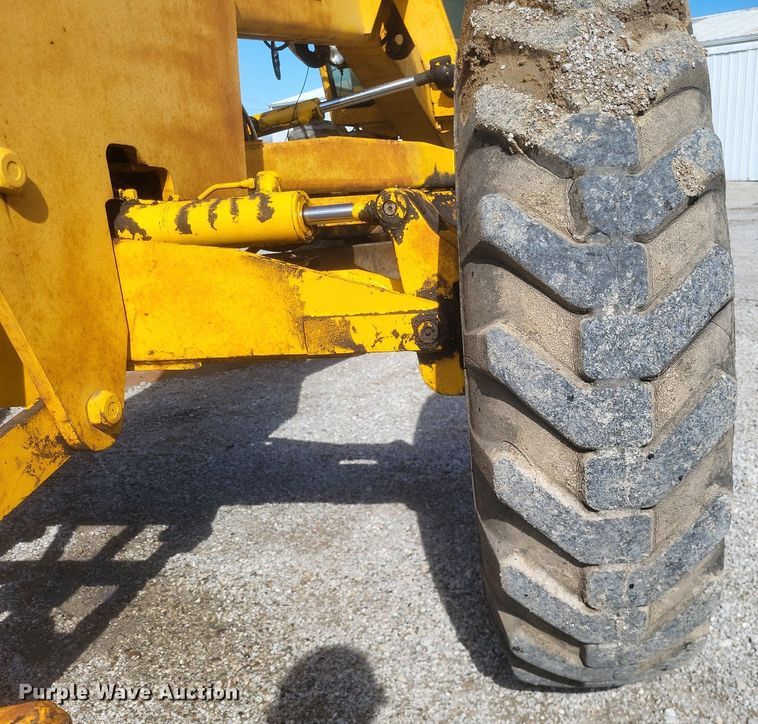 image for item DO4879 1981 John Deere 570A rigid frame motor grader