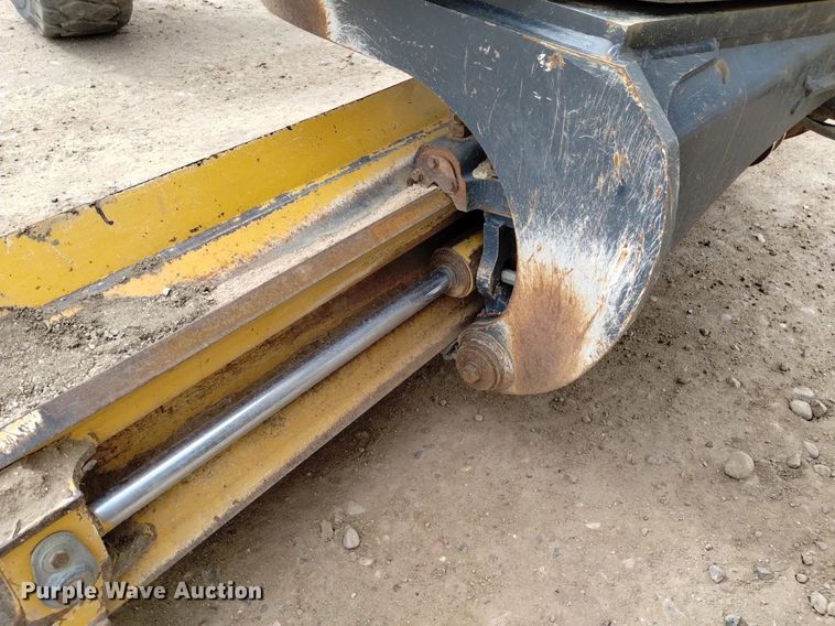 image for item DQ6007 2011 John Deere 772G motor grader