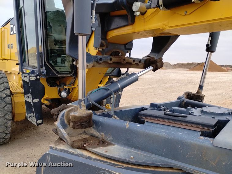 image for item DQ6007 2011 John Deere 772G motor grader