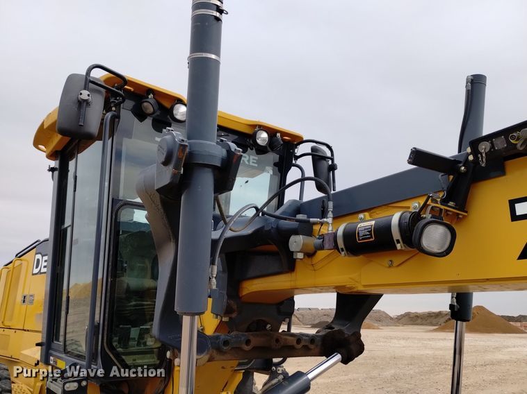 image for item DQ6007 2011 John Deere 772G motor grader