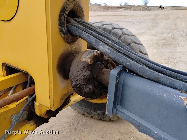 image for item DQ6007 2011 John Deere 772G motor grader