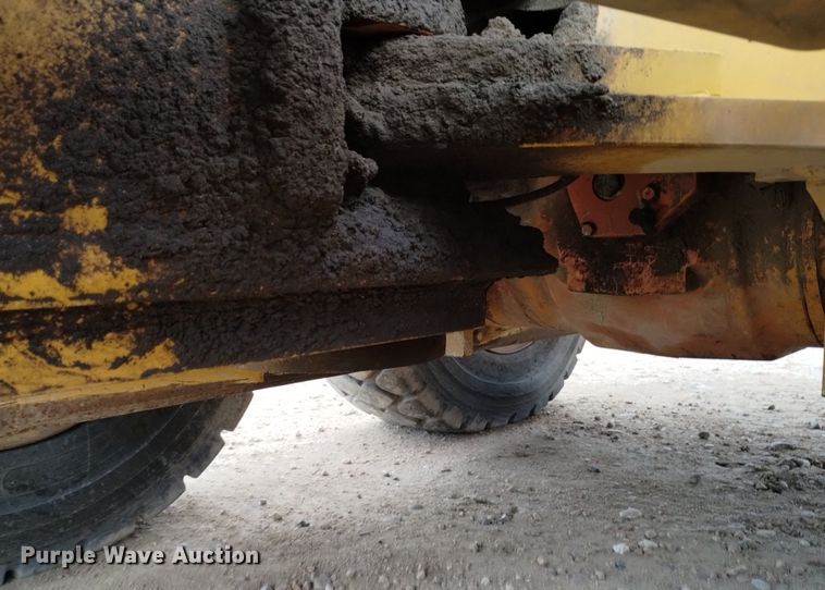 image for item DQ6007 2011 John Deere 772G motor grader