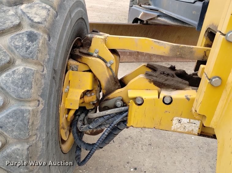 image for item DQ6007 2011 John Deere 772G motor grader