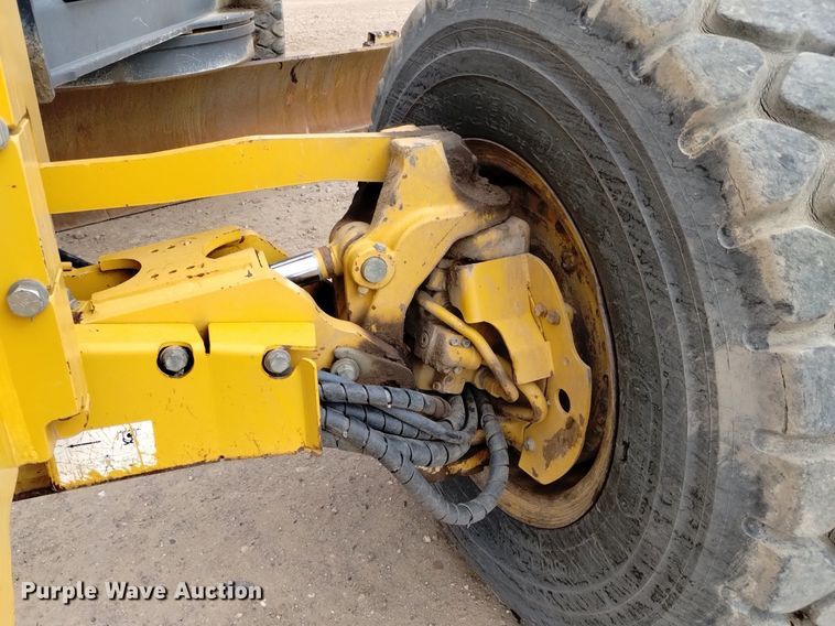 image for item DQ6007 2011 John Deere 772G motor grader