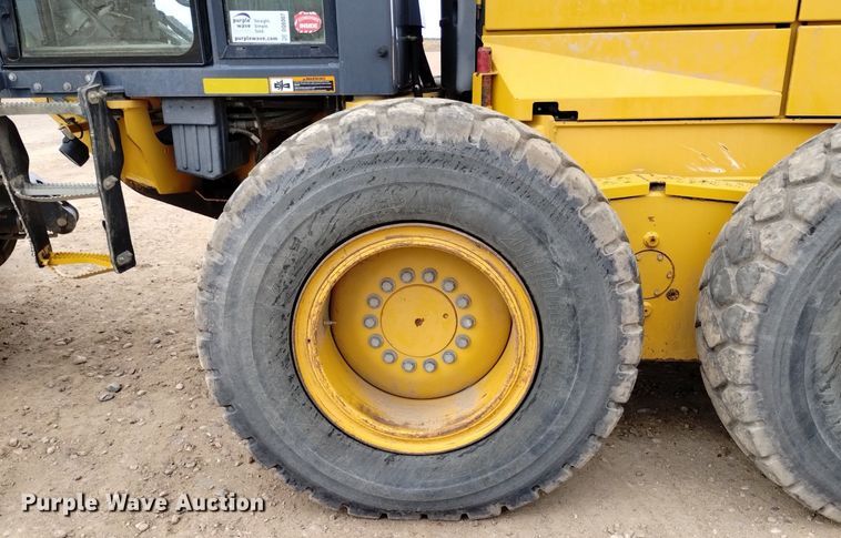 image for item DQ6007 2011 John Deere 772G motor grader