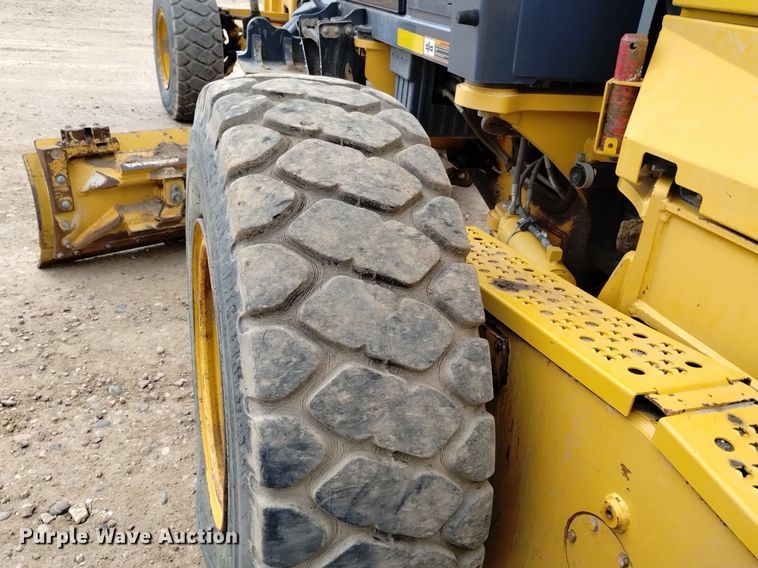 image for item DQ6007 2011 John Deere 772G motor grader