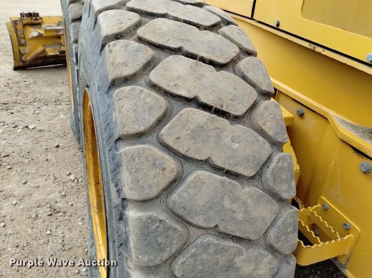 image for item DQ6007 2011 John Deere 772G motor grader