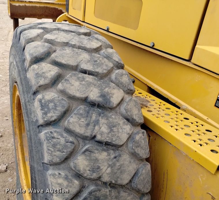 image for item DQ6007 2011 John Deere 772G motor grader