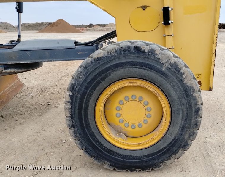 image for item DQ6007 2011 John Deere 772G motor grader