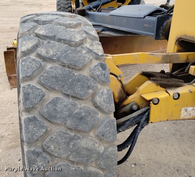 image for item DQ6007 2011 John Deere 772G motor grader