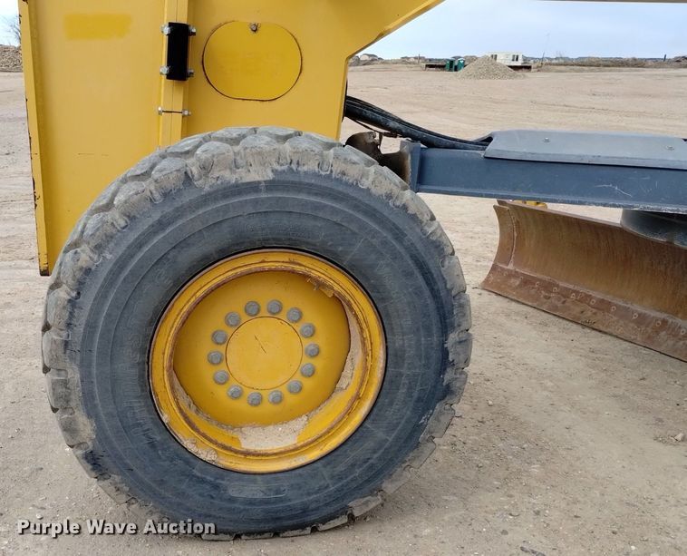 image for item DQ6007 2011 John Deere 772G motor grader