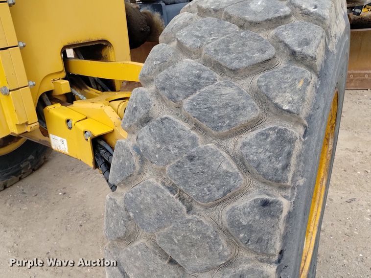 image for item DQ6007 2011 John Deere 772G motor grader