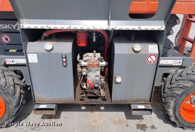 image for item DQ6045 2016 SkyJack SJ 6826RT scissor lift