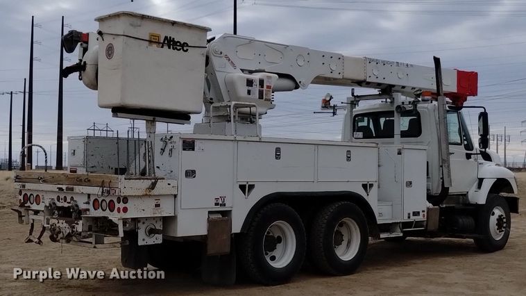image for item DQ6046 2010 International  WorkStar 7400  bucket truck
