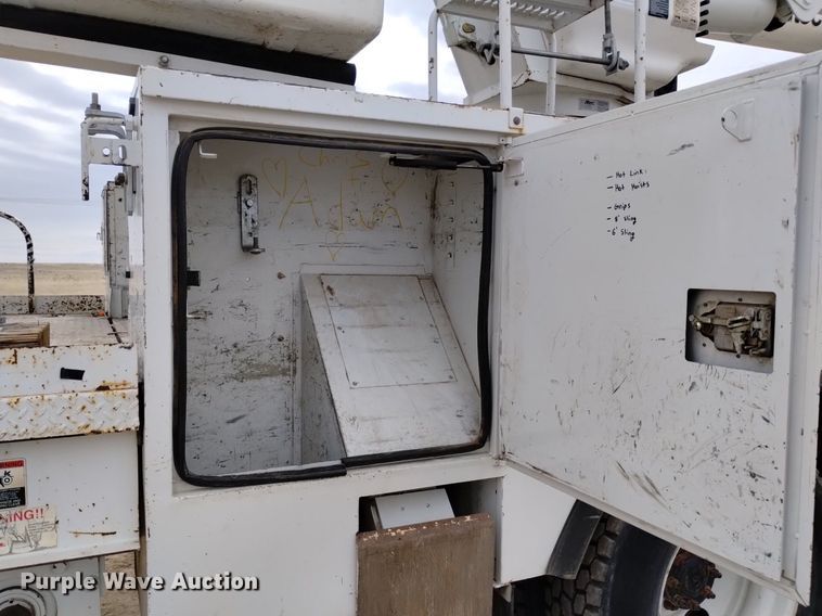 image for item DQ6046 2010 International  WorkStar 7400  bucket truck