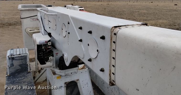 image for item DQ6046 2010 International  WorkStar 7400  bucket truck