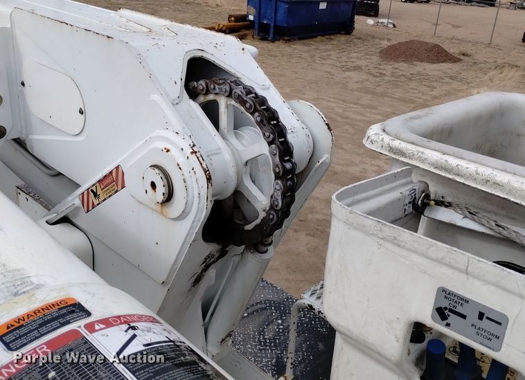 image for item DQ6046 2010 International  WorkStar 7400  bucket truck