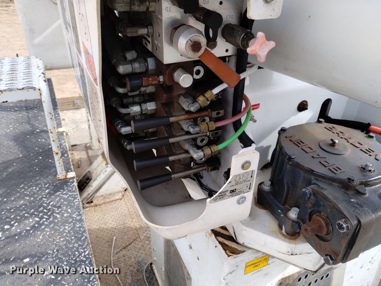 image for item DQ6046 2010 International  WorkStar 7400  bucket truck