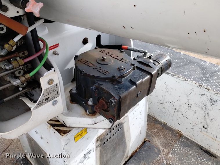 image for item DQ6046 2010 International  WorkStar 7400  bucket truck