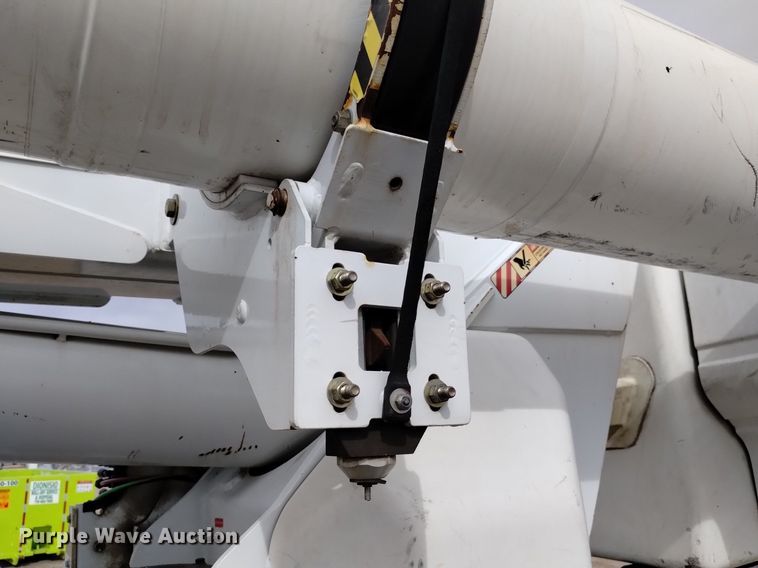 image for item DQ6046 2010 International  WorkStar 7400  bucket truck