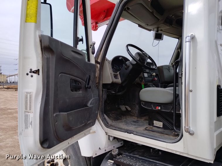 image for item DQ6046 2010 International  WorkStar 7400  bucket truck