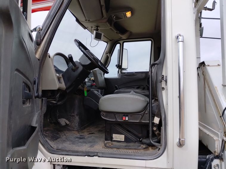 image for item DQ6046 2010 International  WorkStar 7400  bucket truck