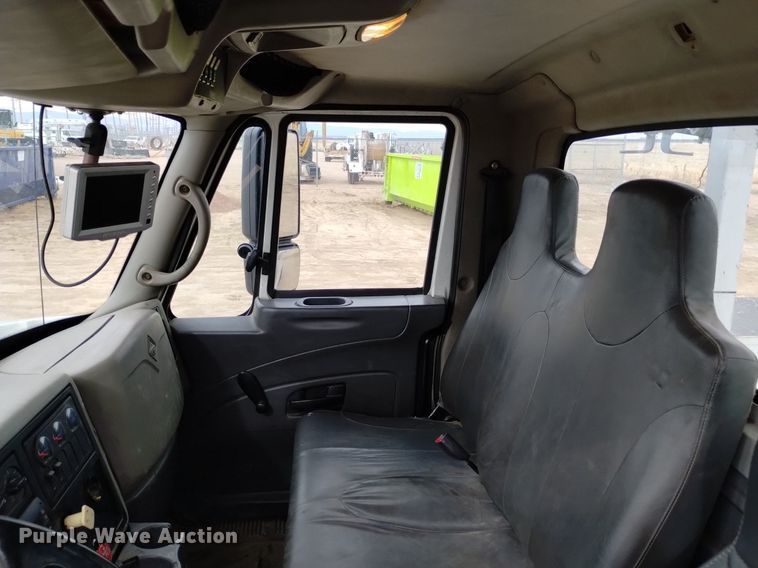 image for item DQ6046 2010 International  WorkStar 7400  bucket truck