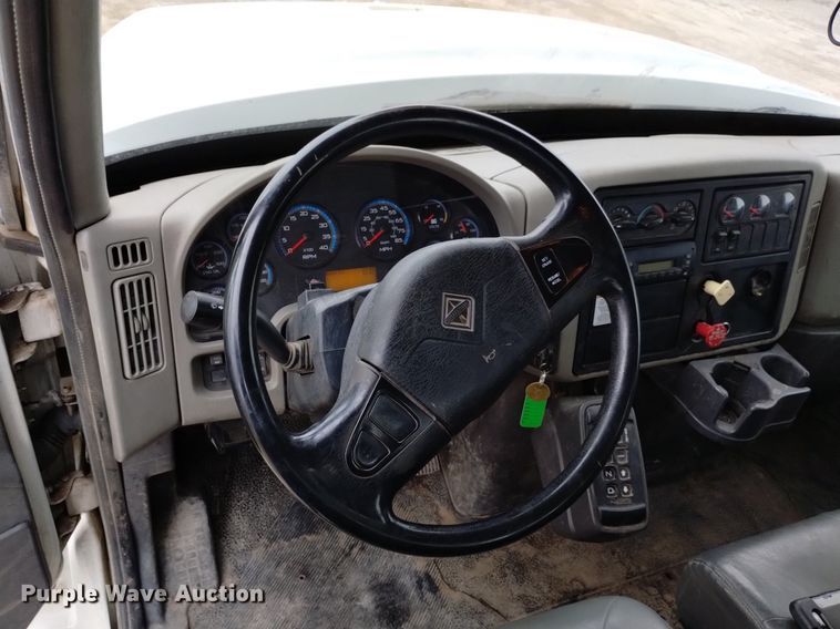 image for item DQ6046 2010 International  WorkStar 7400  bucket truck