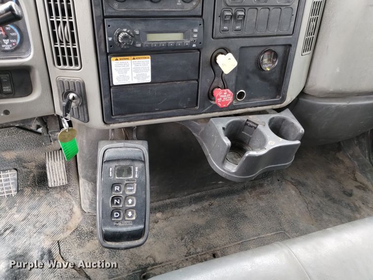 image for item DQ6046 2010 International  WorkStar 7400  bucket truck