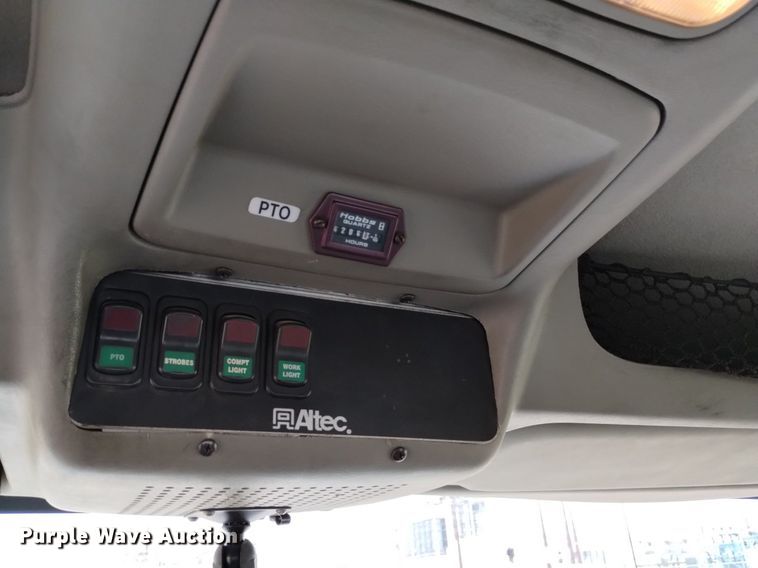 image for item DQ6046 2010 International  WorkStar 7400  bucket truck