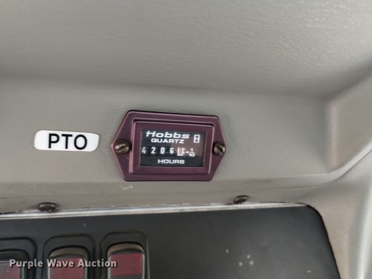 image for item DQ6046 2010 International  WorkStar 7400  bucket truck