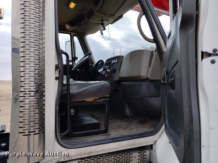 image for item DQ6046 2010 International  WorkStar 7400  bucket truck