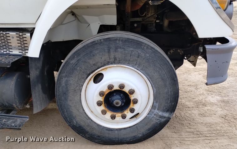 image for item DQ6046 2010 International  WorkStar 7400  bucket truck