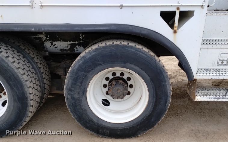 image for item DQ6046 2010 International  WorkStar 7400  bucket truck