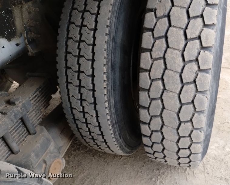 image for item DQ6046 2010 International  WorkStar 7400  bucket truck