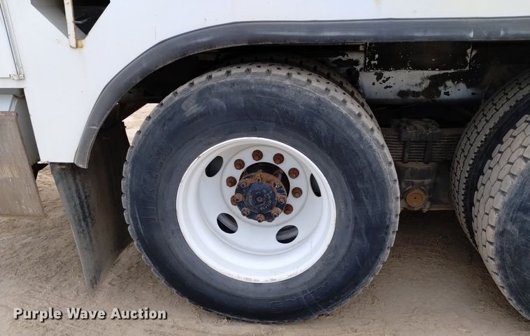 image for item DQ6046 2010 International  WorkStar 7400  bucket truck