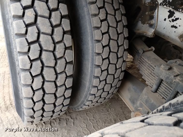 image for item DQ6046 2010 International  WorkStar 7400  bucket truck