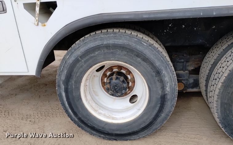 image for item DQ6046 2010 International  WorkStar 7400  bucket truck