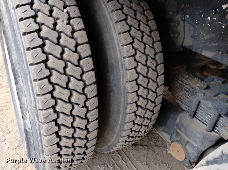 image for item DQ6046 2010 International  WorkStar 7400  bucket truck