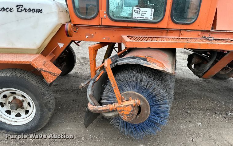 image for item DQ6427 2004 Broce  RJ350 broom