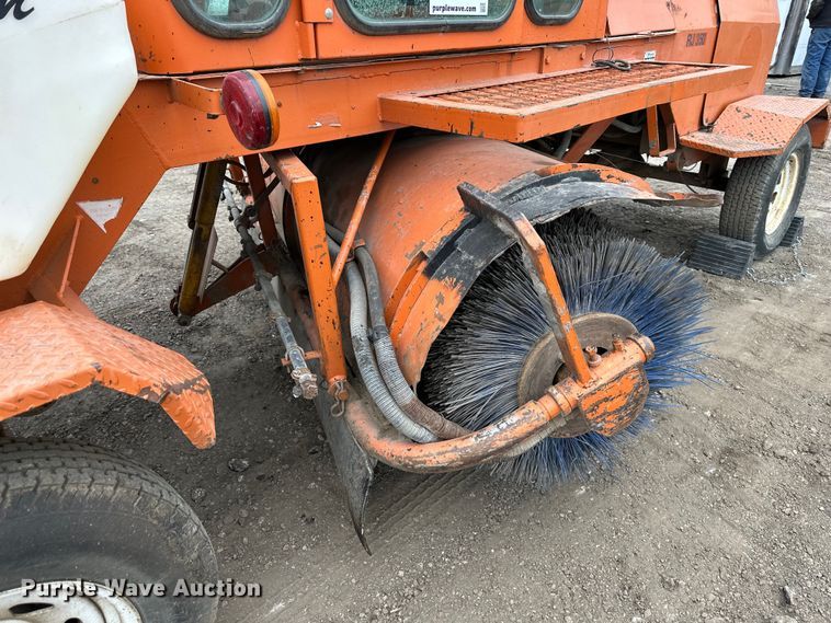 image for item DQ6427 2004 Broce  RJ350 broom