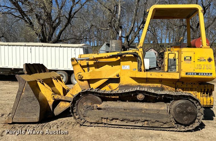image for item DQ6441 1979 John Deere JD755 track loader