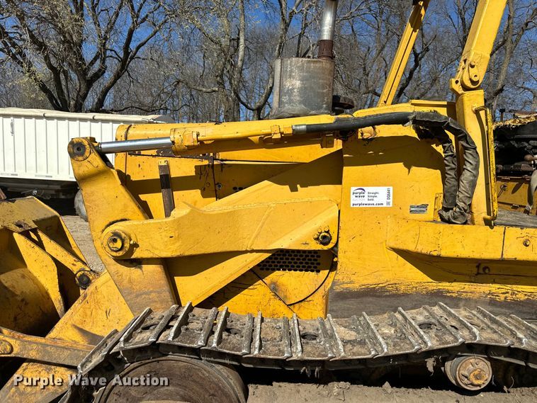 image for item DQ6441 1979 John Deere JD755 track loader